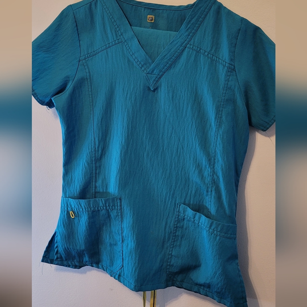 Wonderwink scrubs in excellent used condition. Turquiose in color, Size small